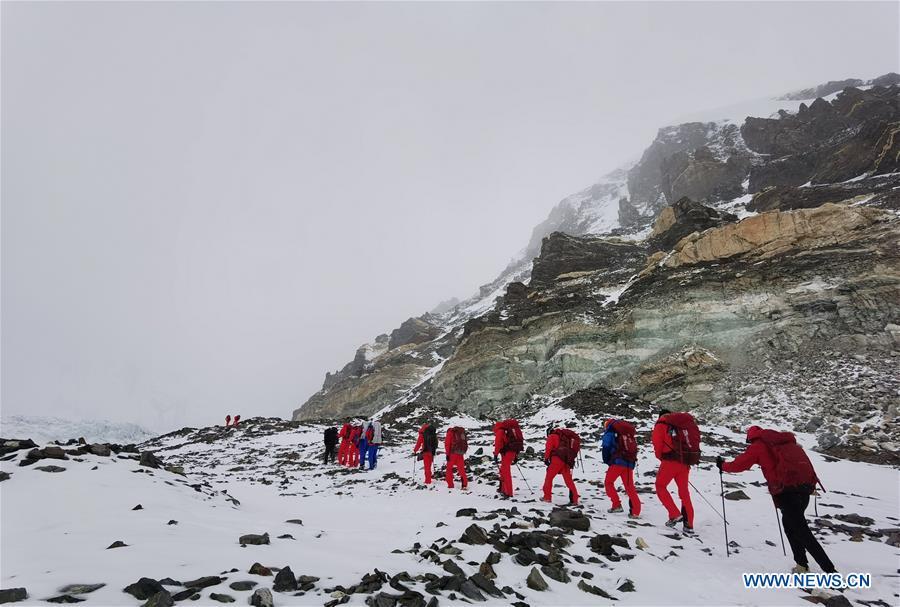 Membros da equipe de medi??o do cume do Monte Qomolangma chegam ao acampamento de base a uma altitude de 6.500 metros


