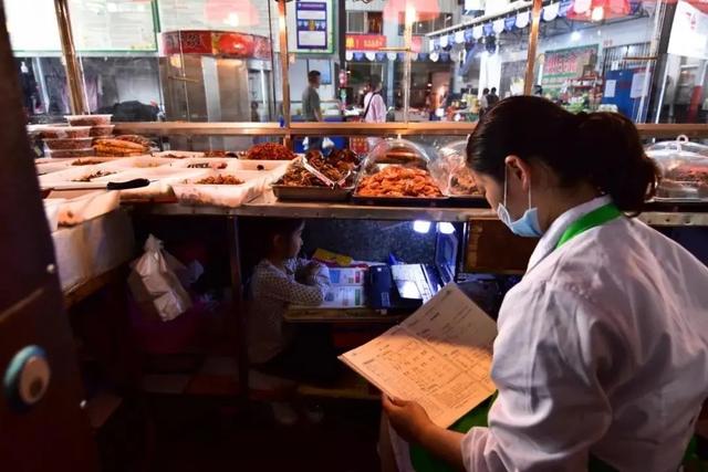Hubei: menina de 7 anos assiste a aulas online em mercado, comovendo internautas

