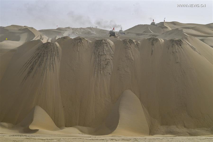 Constru??o de rodovia atravessando deserto de Taklimakan entra na fase final