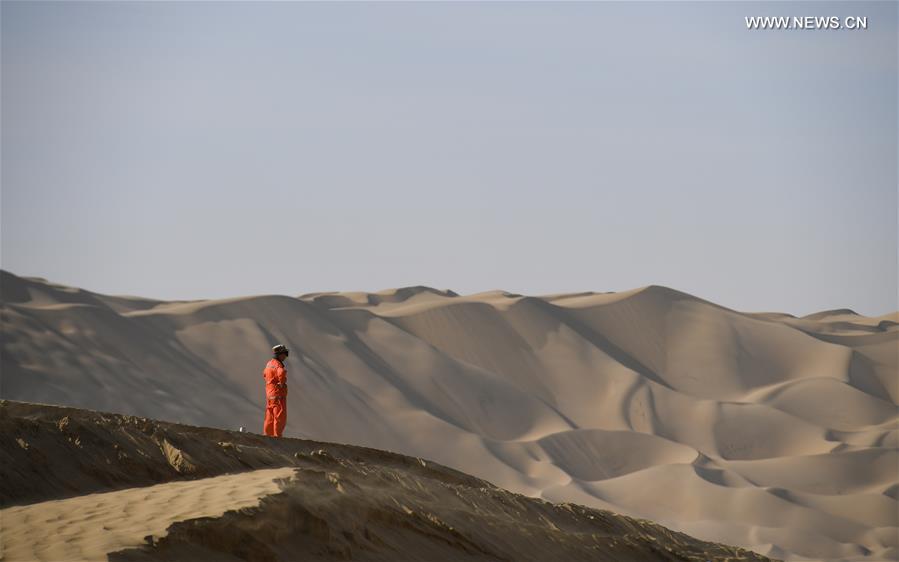 Constru??o de rodovia atravessando deserto de Taklimakan entra na fase final