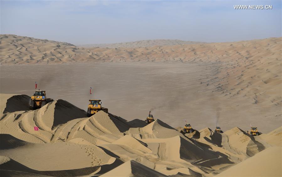 Constru??o de rodovia atravessando deserto de Taklimakan entra na fase final