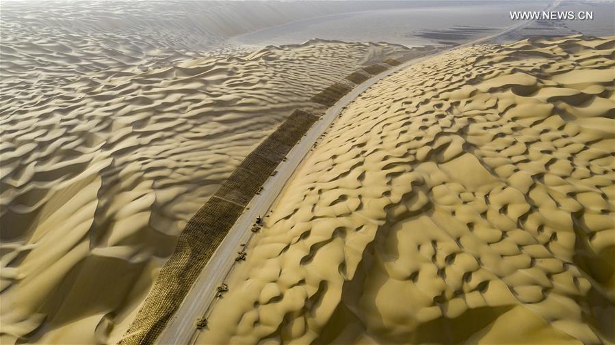 Constru??o de rodovia atravessando deserto de Taklimakan entra na fase final