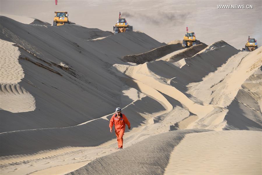 Constru??o de rodovia atravessando deserto de Taklimakan entra na fase final