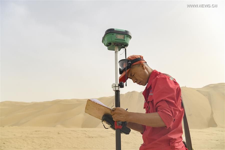 Constru??o de rodovia atravessando deserto de Taklimakan entra na fase final