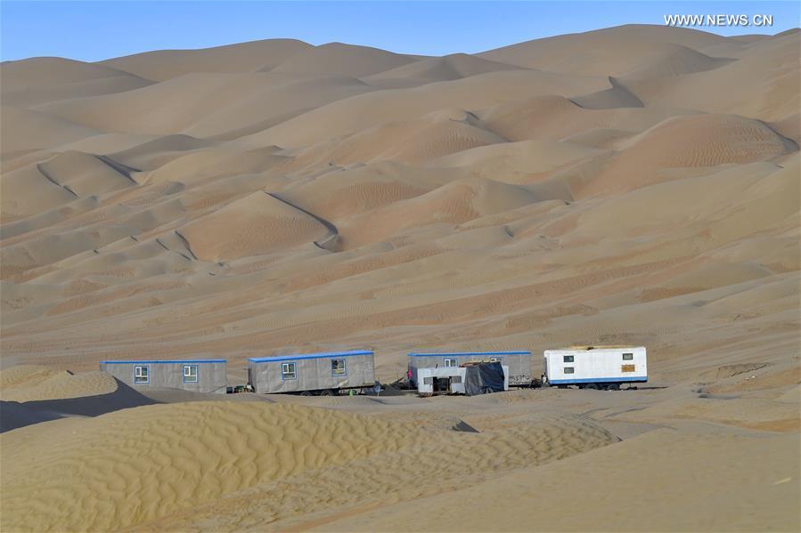 Constru??o de rodovia atravessando deserto de Taklimakan entra na fase final