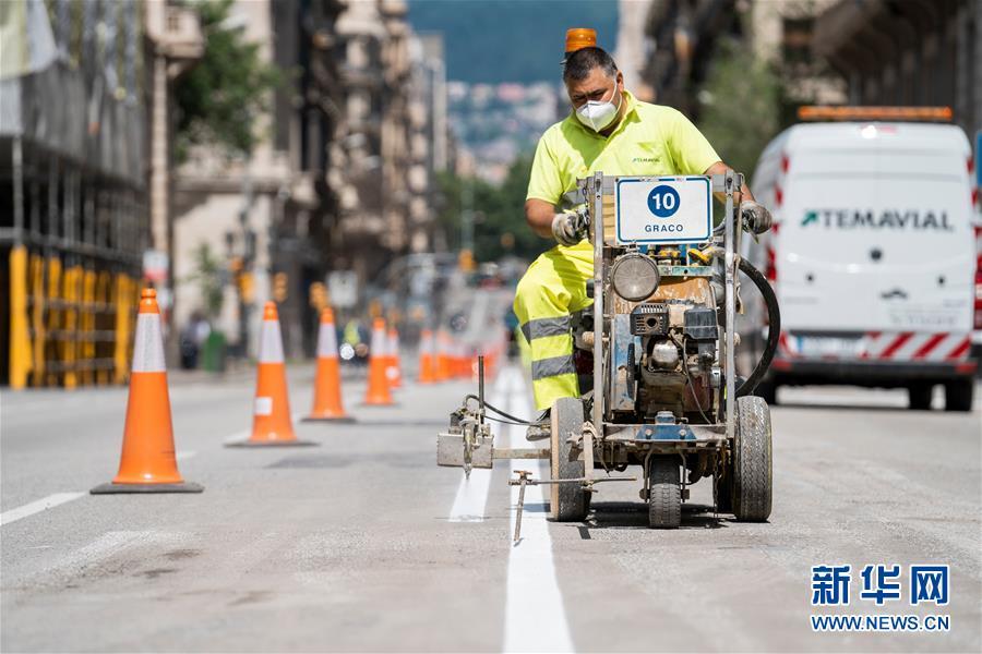 Barcelona alarga cal?adas para garantir distancia social