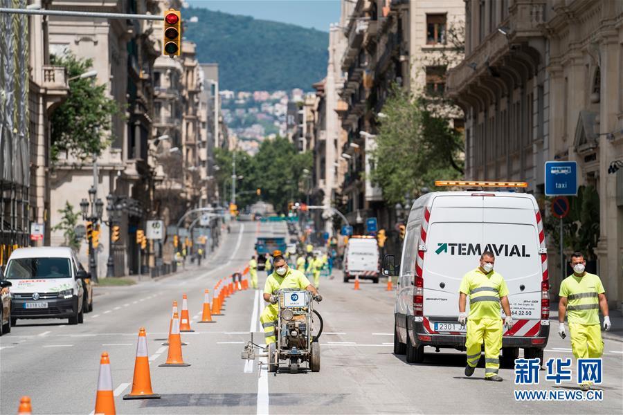 Barcelona alarga cal?adas para garantir distancia social
