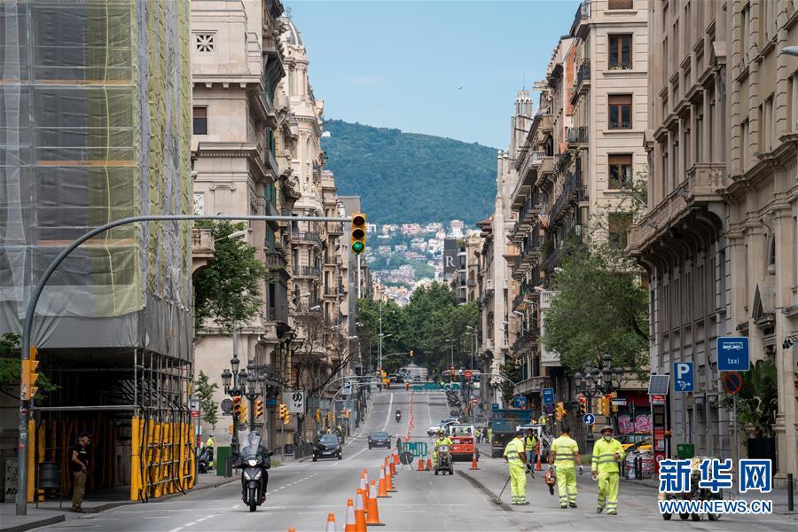 Barcelona alarga cal?adas para garantir distancia social