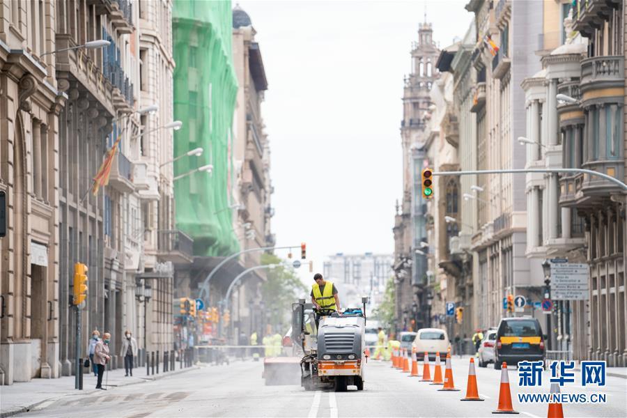 Barcelona alarga cal?adas para garantir distancia social