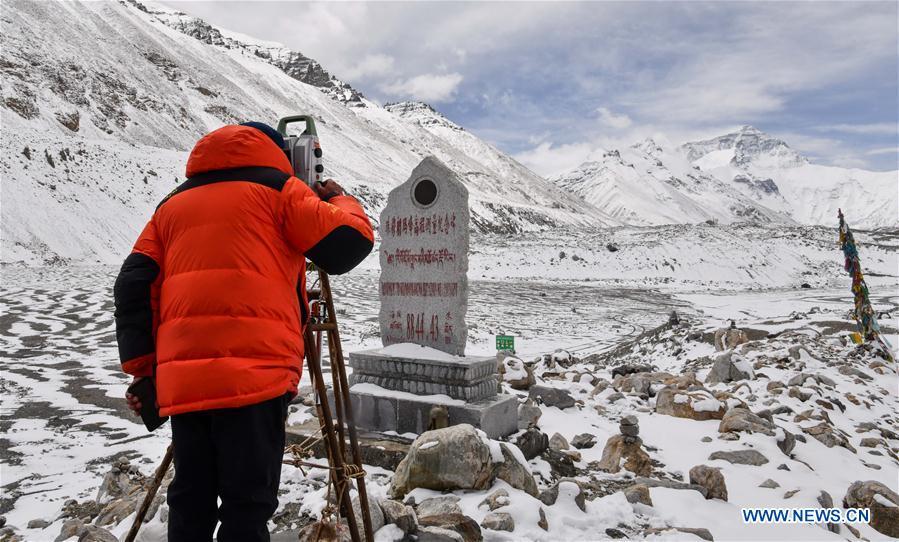Expedi??o chinesa realiza pesquisa no acampamento base do Monte Qomolangma