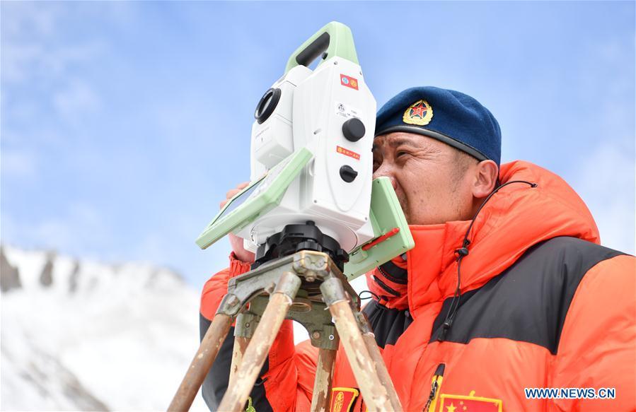 Expedi??o chinesa realiza pesquisa no acampamento base do Monte Qomolangma