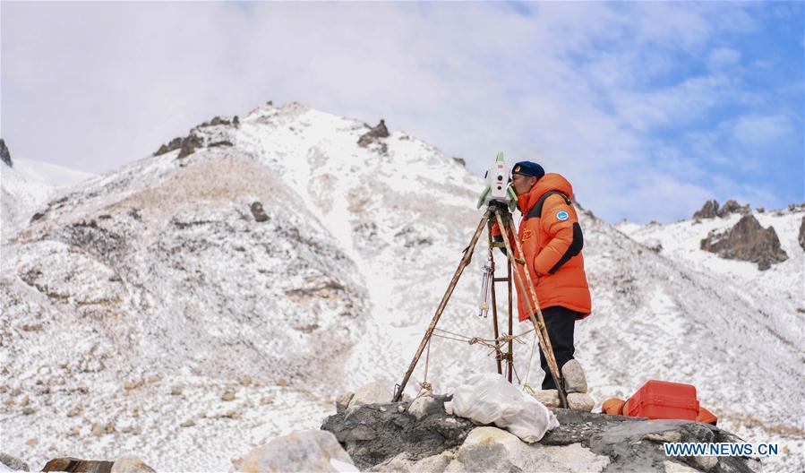 Expedi??o chinesa realiza pesquisa no acampamento base do Monte Qomolangma