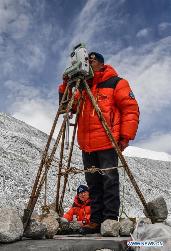 Expedi??o chinesa realiza pesquisa no acampamento base do Monte Qomolangma