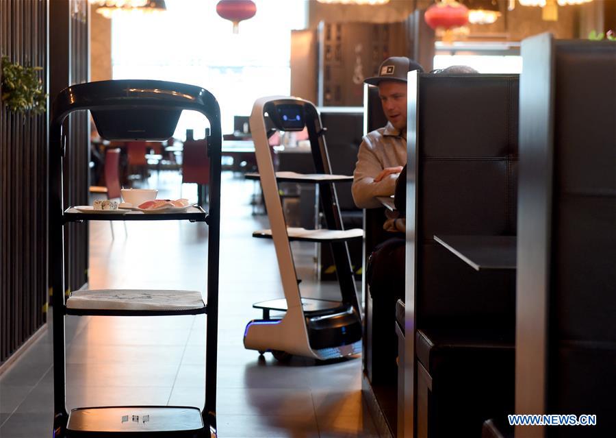 Rob?s entregam refei??es ao cliente em restaurante asiático em Viena