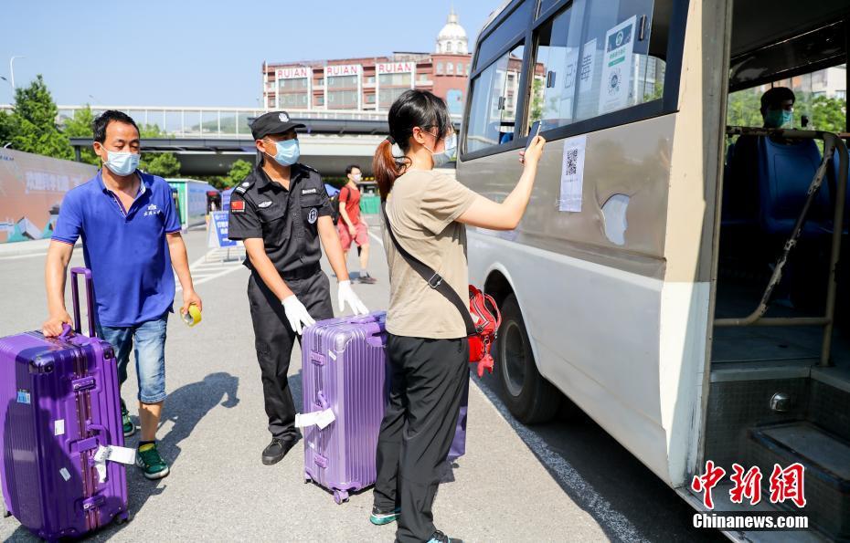 Finalistas universitários recebem permiss?o para regressar a Hubei

