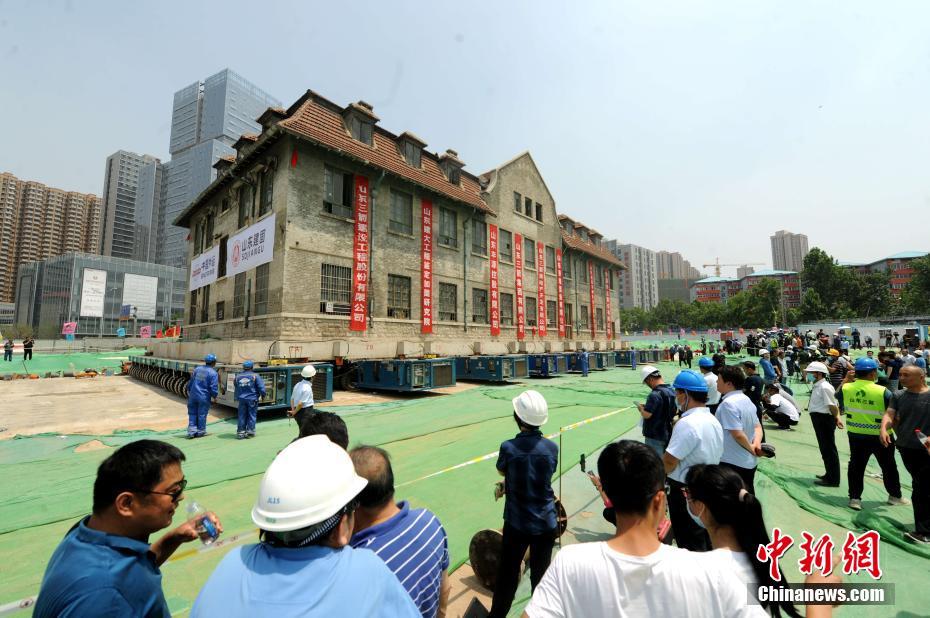 Shangdong: Edifício de 100 anos em Jinan tem desloca??o de 76 metros concluída