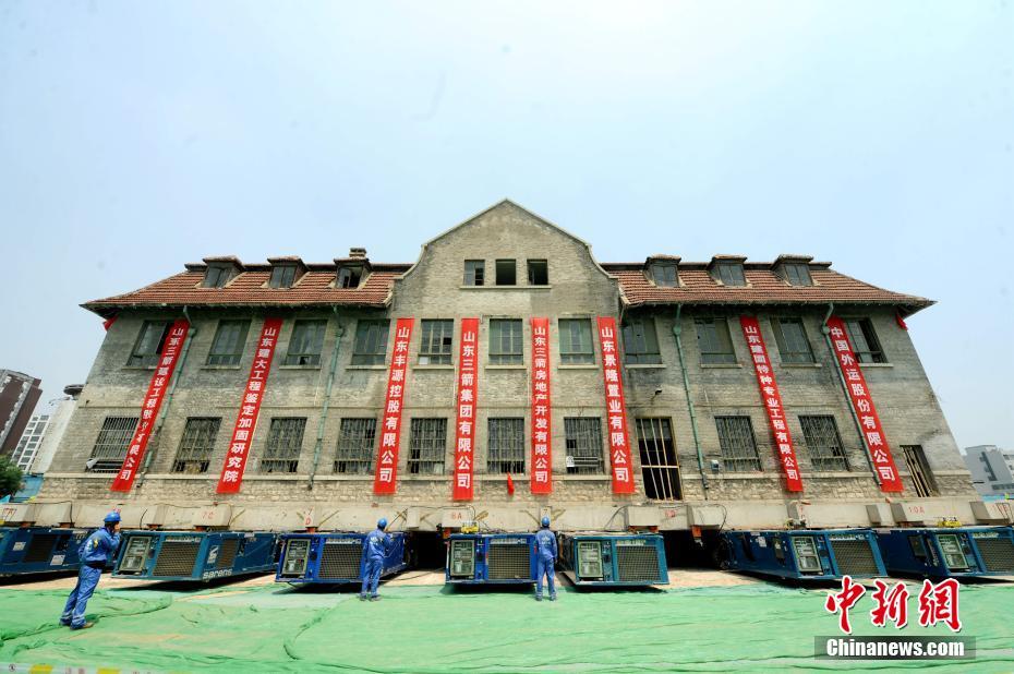 Shangdong: Edifício de 100 anos em Jinan tem desloca??o de 76 metros concluída