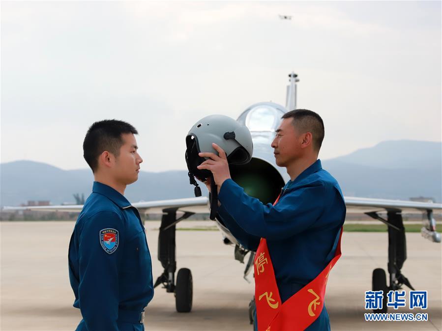 Piloto recordista da for?a aérea chinesa aposenta-se