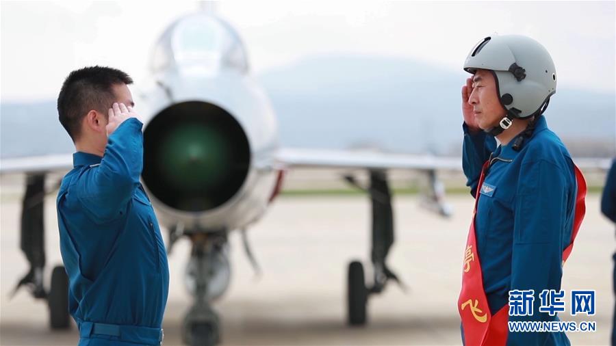 Piloto recordista da for?a aérea chinesa aposenta-se