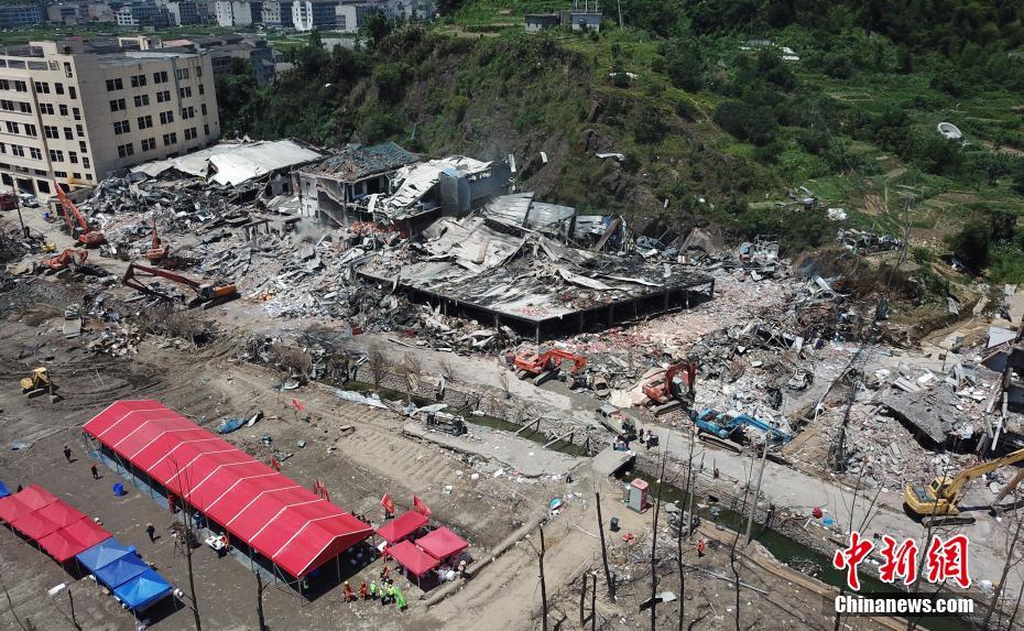 Explos?o do caminho de tanque no leste da China causa centenas das mortes e feridos

