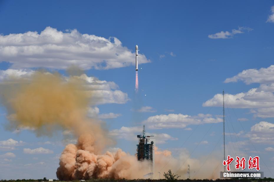China lan?a três satélites com sucesso