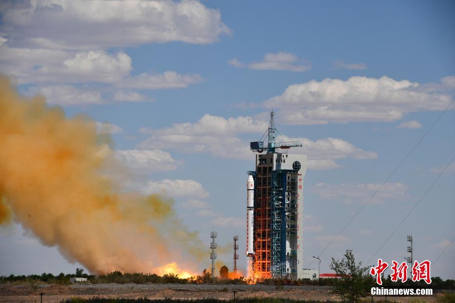 China lan?a três satélites com sucesso