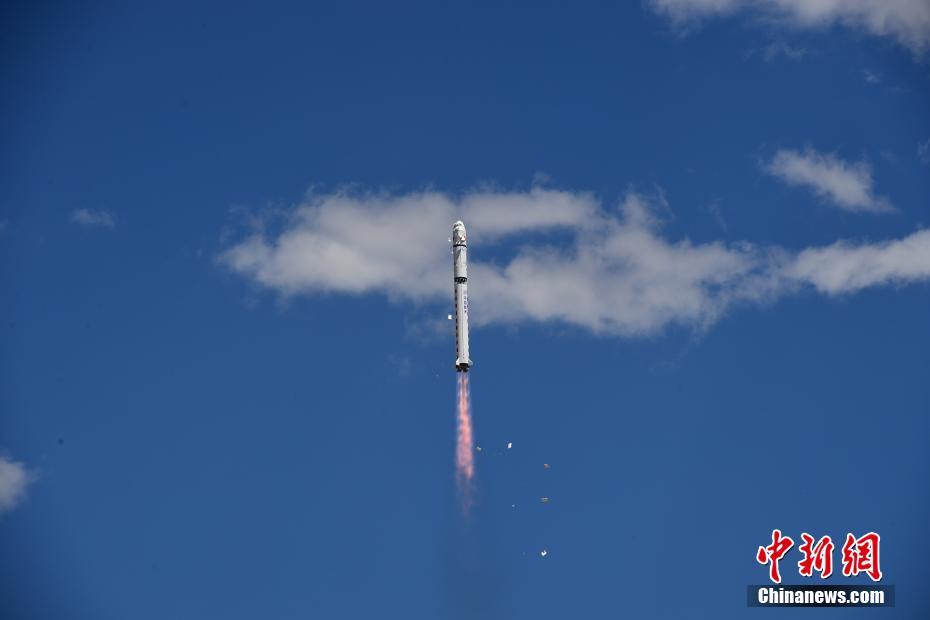 China lan?a três satélites com sucesso