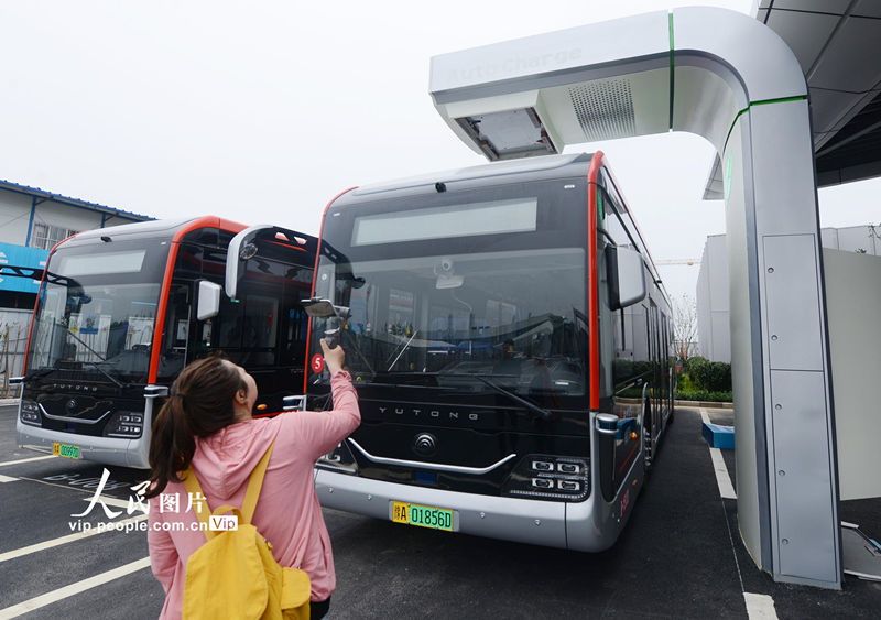 Henan testa ?nibus de condu??o automática