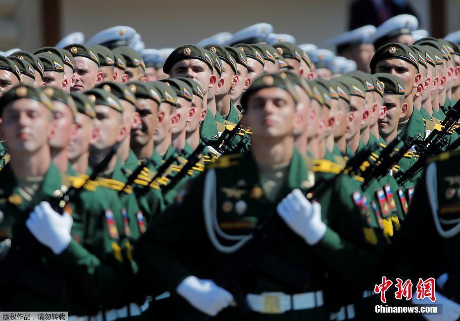Rússia realiza parada militar em homenagem do 75o aniversário da vitória da guerra patriótica


