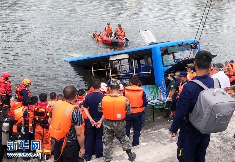 Acidente de ?nibus deixa 21 mortes e 16 feridos em Guizhou