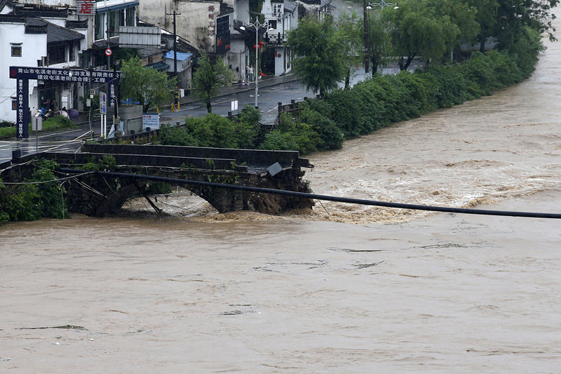Inunda??o destrói ponte antiga na província de Anhui