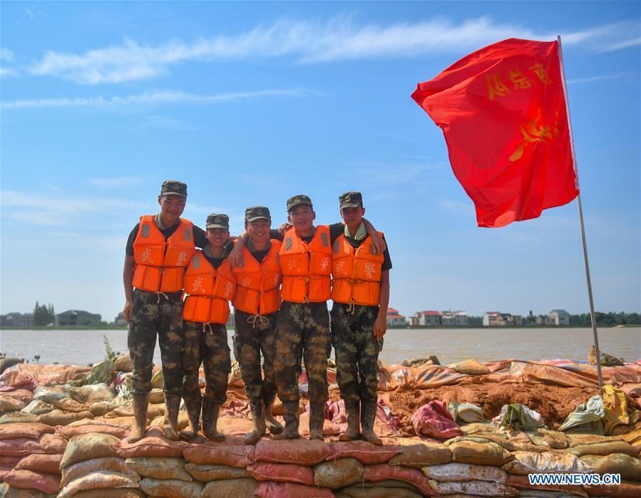 Polícia armada participa de opera??es de controle de enchentes em Jiangxi