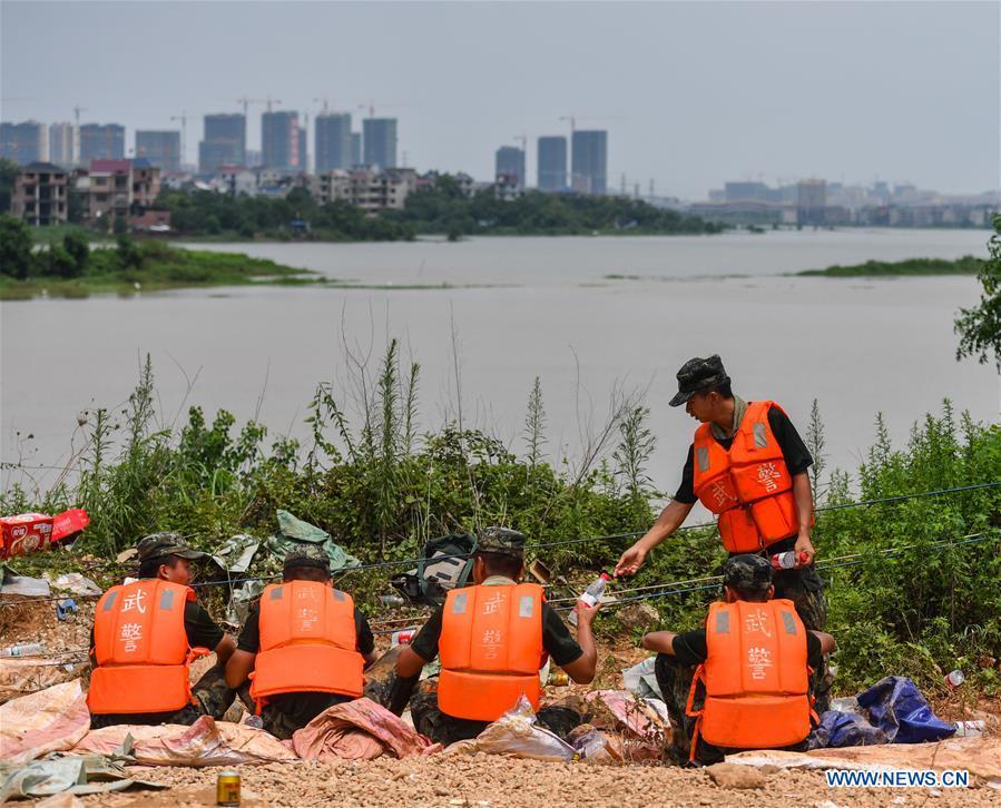 Polícia armada participa de opera??es de controle de enchentes em Jiangxi