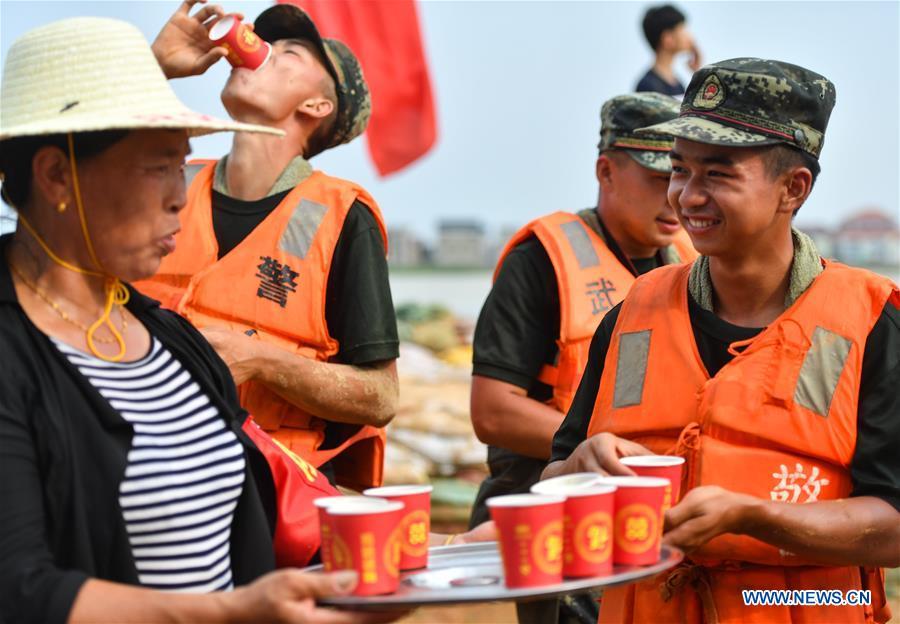 Polícia armada participa de opera??es de controle de enchentes em Jiangxi