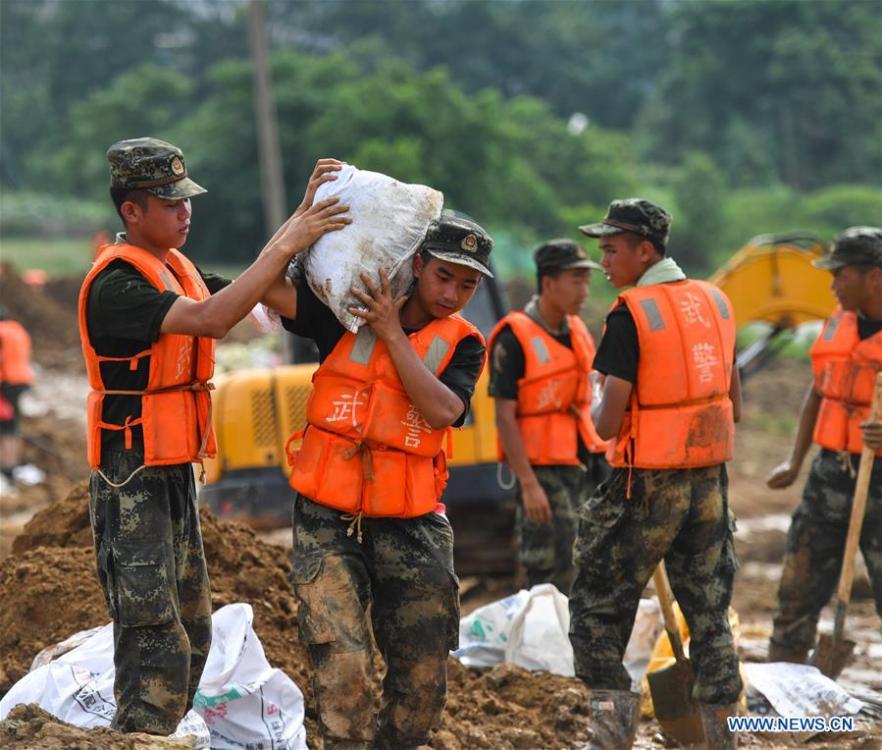 Polícia armada participa de opera??es de controle de enchentes em Jiangxi