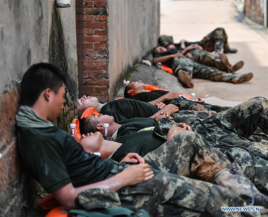 Polícia armada participa de opera??es de controle de enchentes em Jiangxi