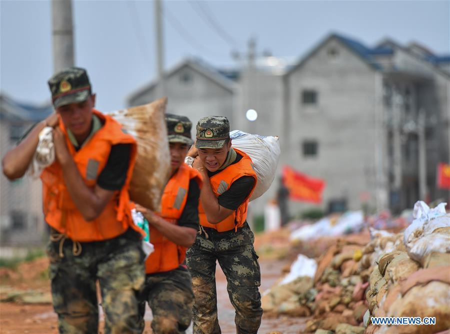 Polícia armada participa de opera??es de controle de enchentes em Jiangxi
