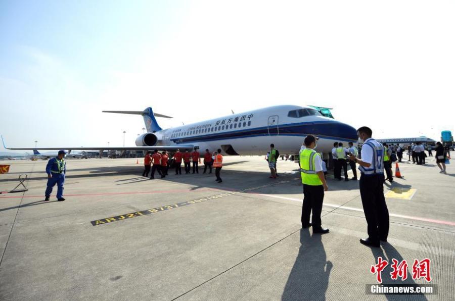 Avi?o ARJ21 da China Southern realiza voo inaugural