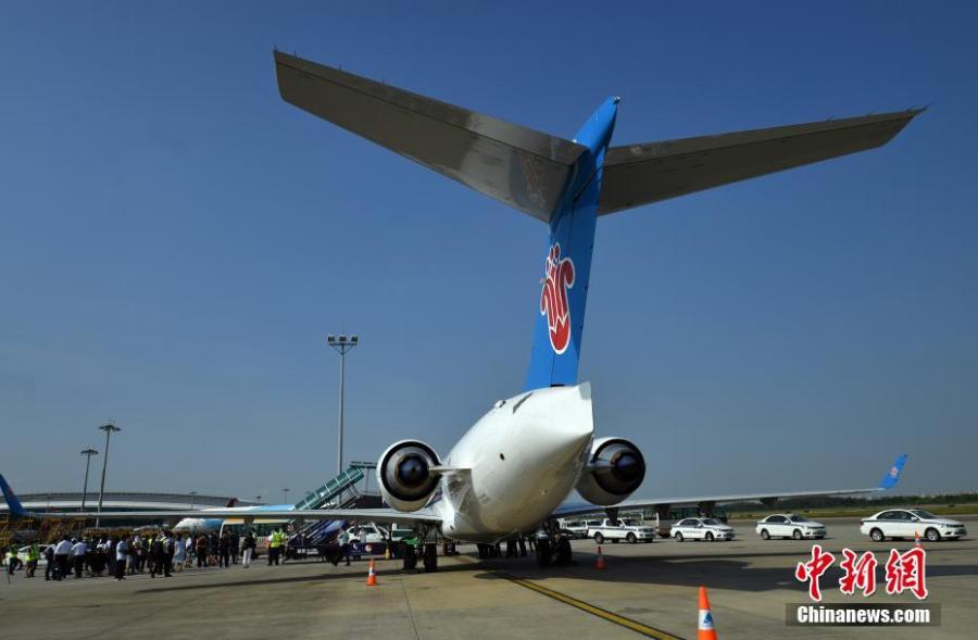 Avi?o ARJ21 da China Southern realiza voo inaugural