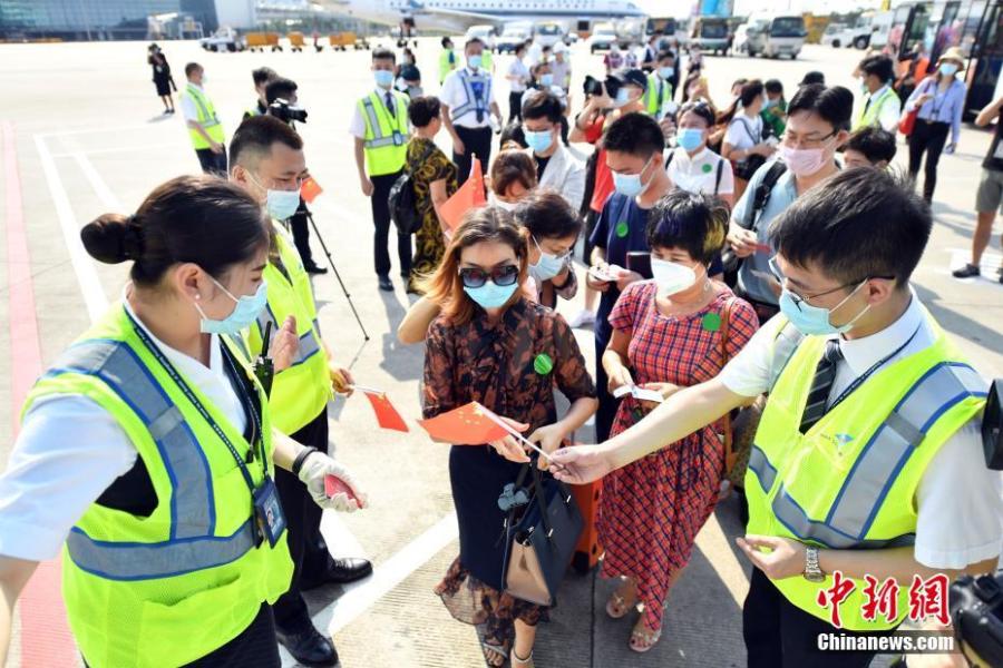 Avi?o ARJ21 da China Southern realiza voo inaugural