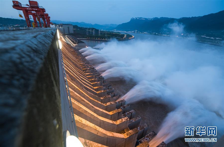Barragem das Três Gargantas abre comportas para aliviar press?o da segunda inunda??o do rio Yangtzé 