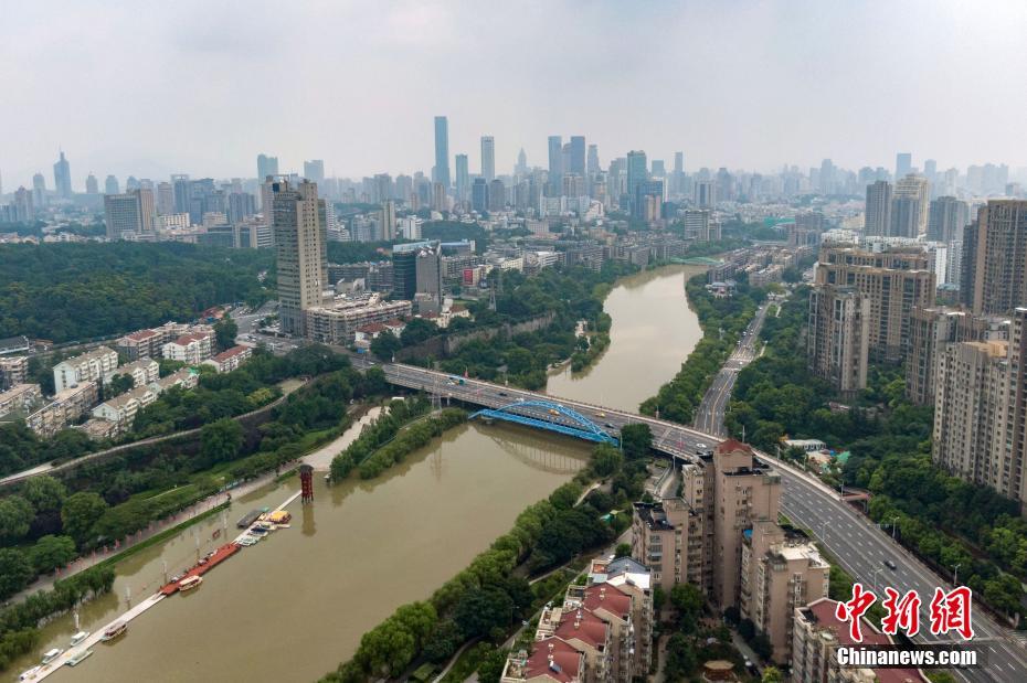 Nanjing: nível das águas do rio Qinhuai permanece alto