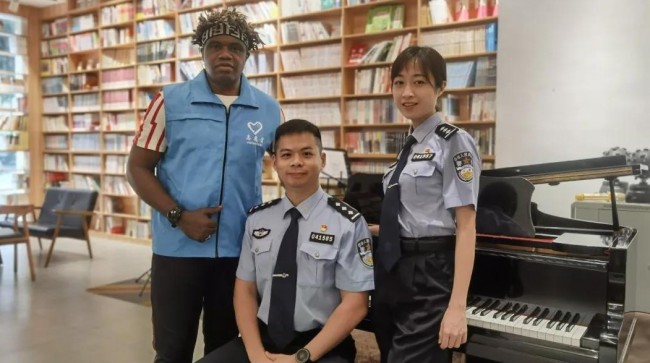 Voluntário africano em Guangzhou suscita energia positiva durante a pandemia