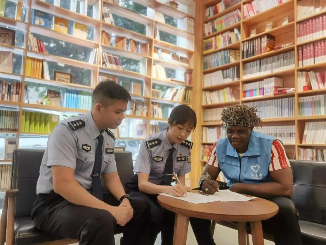 Voluntário africano em Guangzhou suscita energia positiva durante a pandemia