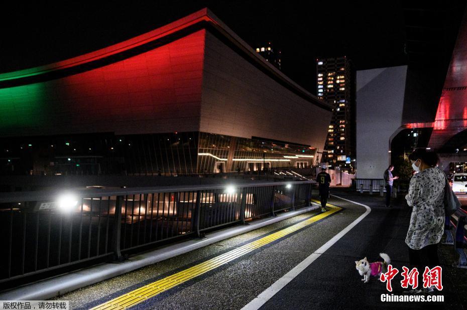 Edifícios iluminados no Jap?o para celebrar um ano para a abertura dos Jogos Olímpicos de Tóquio