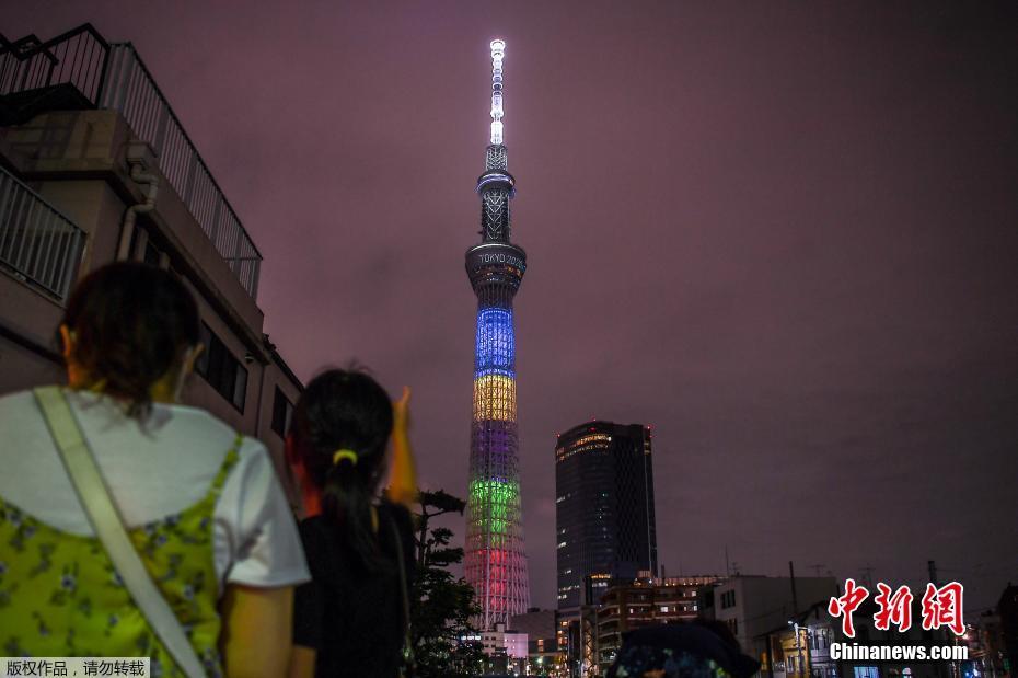 Edifícios iluminados no Jap?o para celebrar um ano para a abertura dos Jogos Olímpicos de Tóquio
