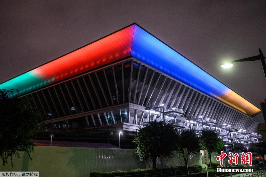 Edifícios iluminados no Jap?o para celebrar um ano para a abertura dos Jogos Olímpicos de Tóquio