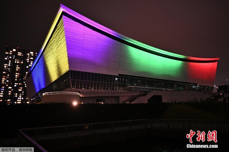 Edifícios iluminados no Jap?o para celebrar um ano para a abertura dos Jogos Olímpicos de Tóquio