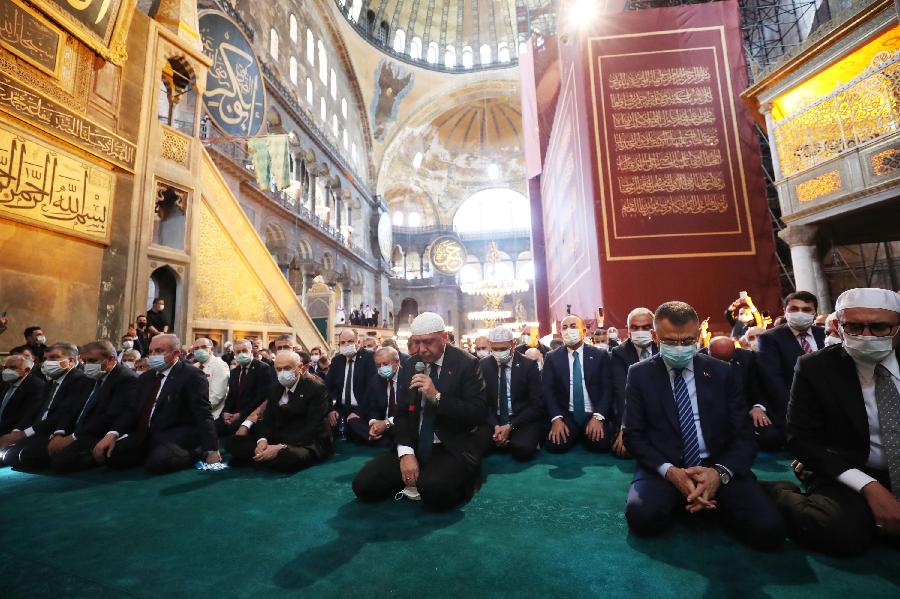 Milhares de turcos comparecem às primeiras ora??es em Hagia Sophia em Istambul