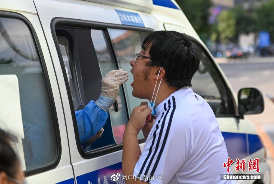 Shenyang: ambulancia médica realiza testes de ácido nucleico